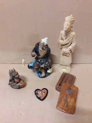 de nombreuses figurines posées sur une table