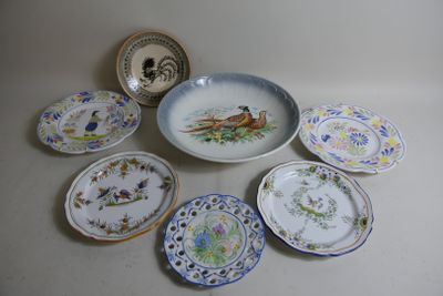 un grand nombre d'assiettes posées sur une table