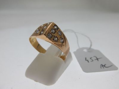 une photo d'une bague en or sertie de diamants, avec une étiquette de prix