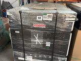 une palette de cartons empilés les uns sur les autres