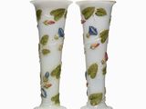 deux vases ornés de papillons
