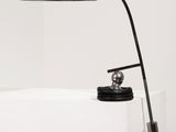 une lampe posée sur une table