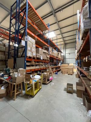 un grand entrepôt rempli de boîtes et de cartons