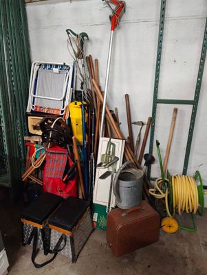 un tas d'objets divers entassés dans un garage