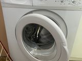 une machine à laver dans un coin de la cuisine