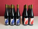 plusieurs bouteilles de vin sont alignées sur une table