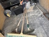 deux balais et un râteau à l'arrière d'un camion