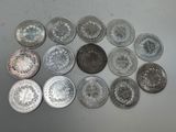 un lot de pièces de monnaie posées sur une table