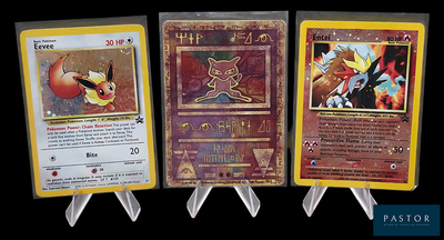 Trois cartes Pokémon différentes sont représentées sur un fond noir.