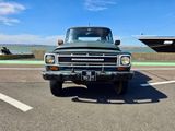 un camion vert garé sur un parking à côté d'un bateau