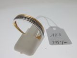 une bague posée à côté d'une étiquette de prix