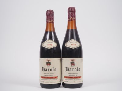 deux bouteilles de vin posées l'une à côté de l'autre sur une surface blanche