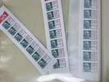 trois timbres différents sur une feuille de papier posée sur une table