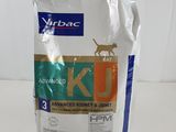 un gros plan sur un sac de nourriture pour chat posé sur une table