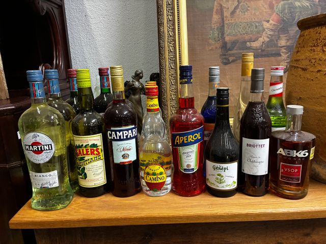 Lot de 2 caisses d'alcools divers, sirops, eau-de-vie et divers. ...