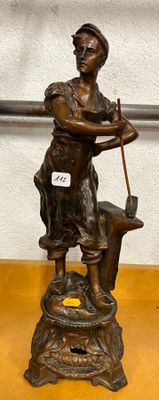 figurine en bronze représentant une femme avec un chien, posée sur un socle
