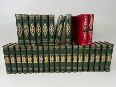 plusieurs livres sont empilés sur une surface blanche