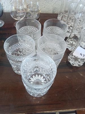 beaucoup de verres posés sur une table, accompagnés d'une étiquette de prix