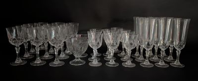 un grand nombre de verres à vin vides posés sur une table