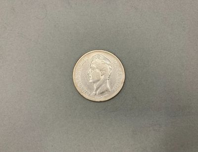 un gros plan d'une pièce de monnaie posée sur une surface grise