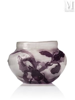 un vase en verre orné d'un motif en noir et blanc