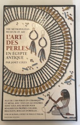 une image représentant un livre sur lequel figure une femme jouant de la guitare