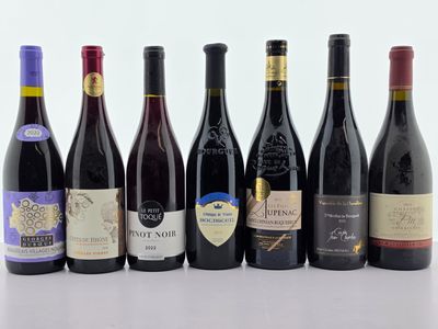 plusieurs bouteilles de vin sont alignées sur une table