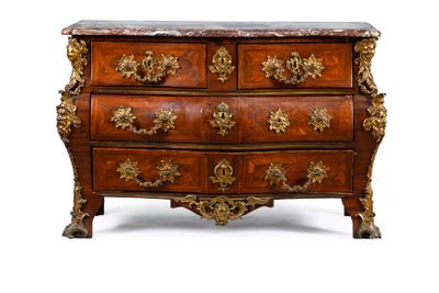 une commode avec un plateau en marbre sur fond blanc