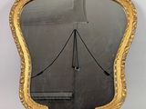 une image représentant un miroir à cadre doré avec un pont en arrière-plan