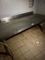Une petite table inox avec dosseret.