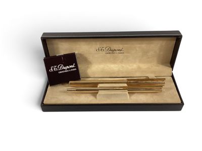 une boîte noire contenant un stylo et un bloc-notes