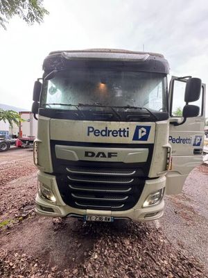 un camion garé sur un terrain en terre battue