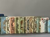 plusieurs livres sont alignés sur une surface grise