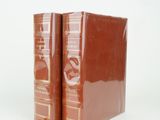 deux livres posés l'un sur l'autre sur une surface blanche
