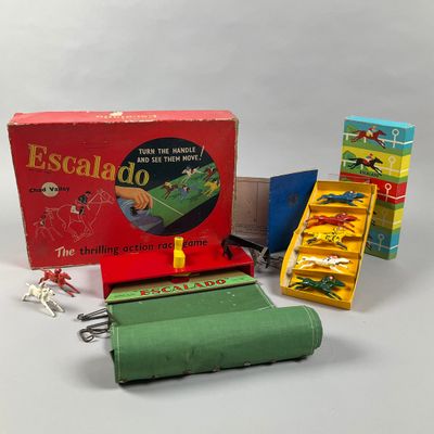 une boîte de bonbons, un rouleau de bonbons et une boîte de bonbons