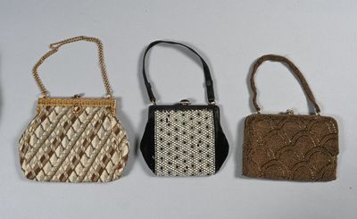 ANONYME. Ensemble de trois petits sacs du soir perlé divers …