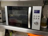 un micro-ondes posé sur une étagère dans une cuisine