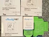 trois boîtes de petits thermomètres numériques posées sur un tapis