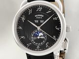 une photo d'une montre-bracelet avec un cadran noir et un bracelet en cuir noir