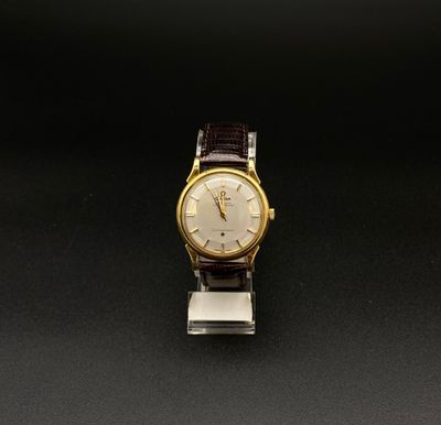 gros plan d'une montre sur une surface noire
