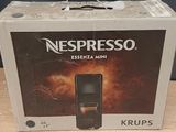 une boîte de café Nespresso Espressa Mini posée sur une table