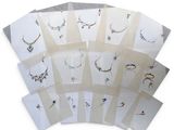 de nombreux types de bijoux exposés sur un fond blanc