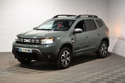 une photo d'une Dacia grise garée dans un garage