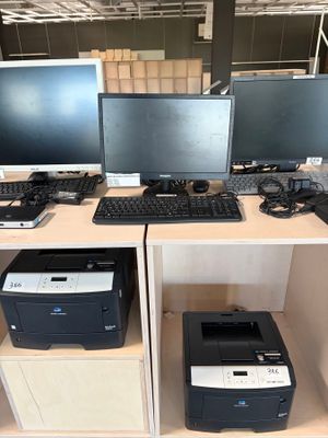 beaucoup de matériel informatique sur les rayons du magasin