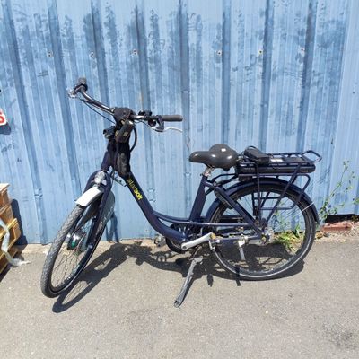 un vélo garé près d'un mur bleu