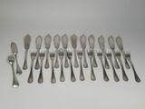 un assortiment de couverts, notamment des fourchettes et des cuillères, disposés sur une table
