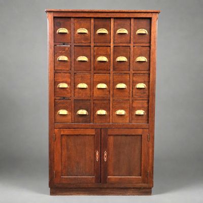 une armoire ancienne en bois comportant de nombreux tiroirs et portes