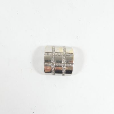 gros plan d'une bague en diamant sur une surface blanche