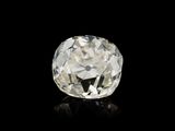 un diamant de taille ovale sur fond noir