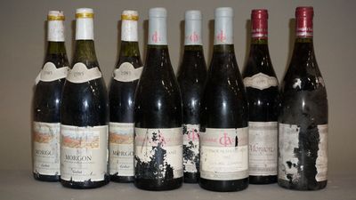 six bouteilles de vin sont alignées sur une table